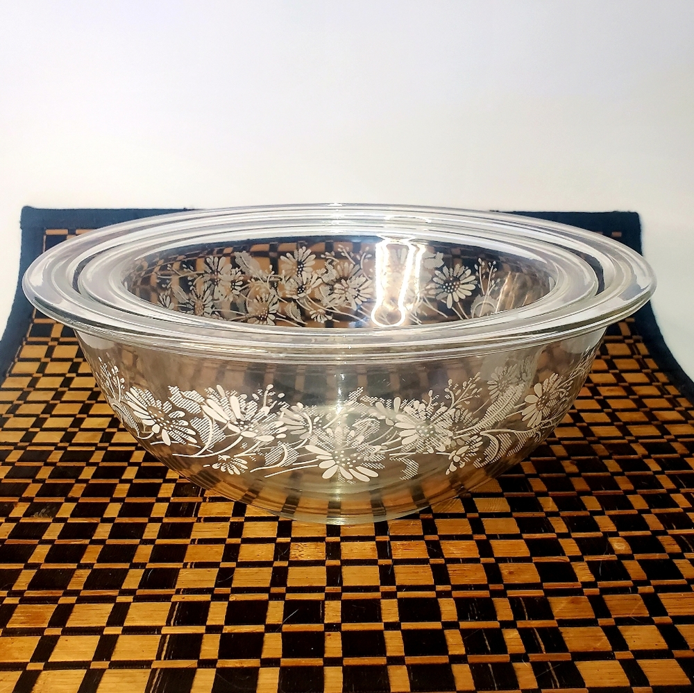 Vintage Pyrex RARE Lace Nesting bowl SET